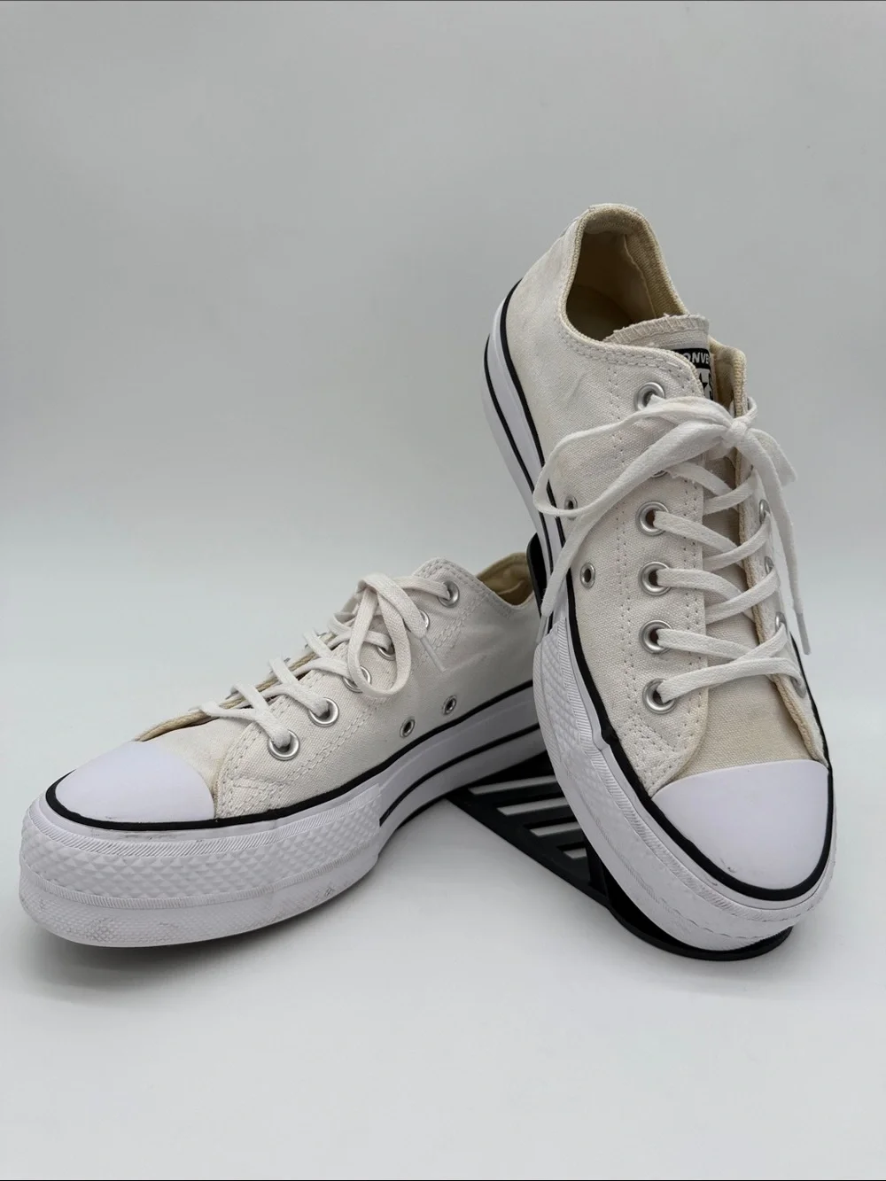 Converse Chuck Taylor All Star White Lift Low Platform Womens 8 Sneakers 560251F - Picture 2 of 16